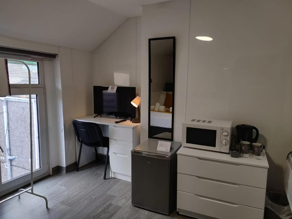 Stop At The Osterley! Apartment *