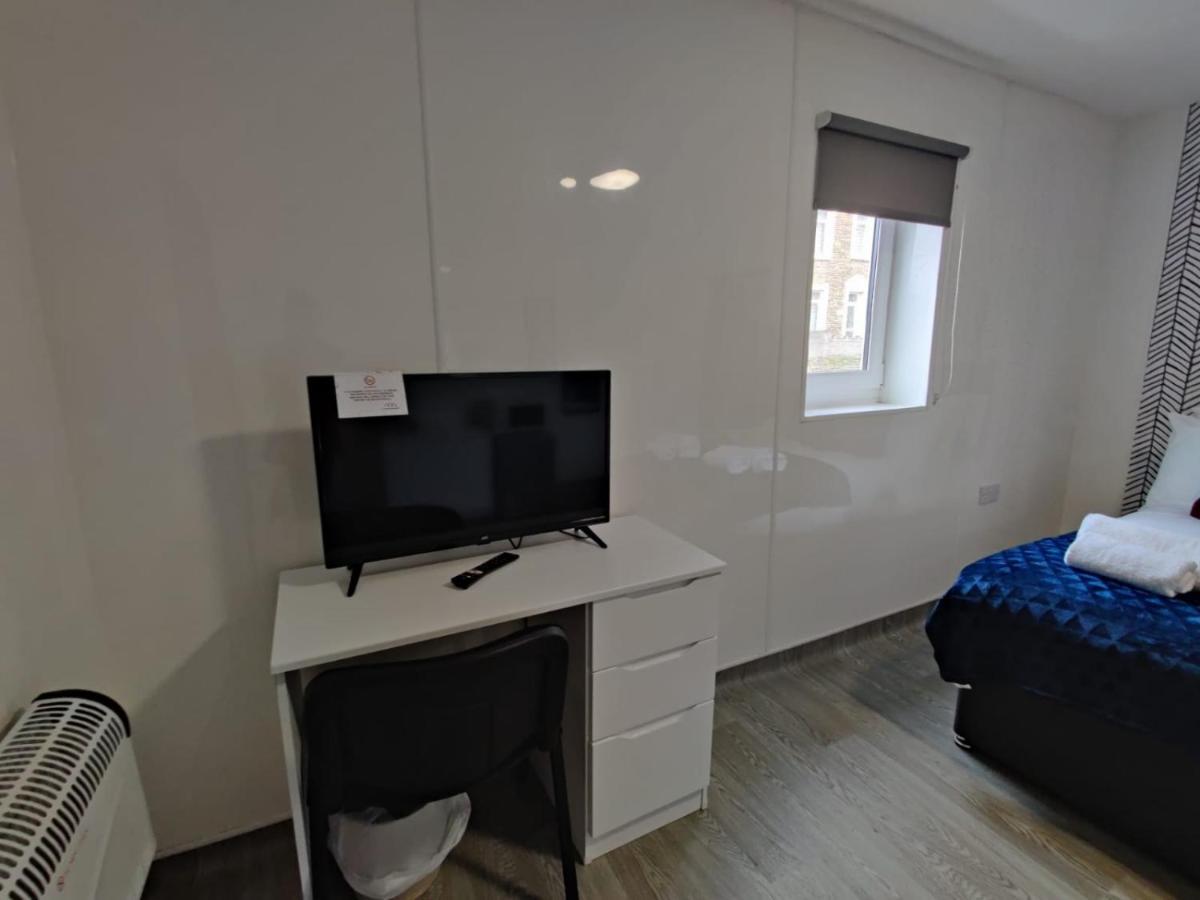 Stop At The Osterley! Apartment *